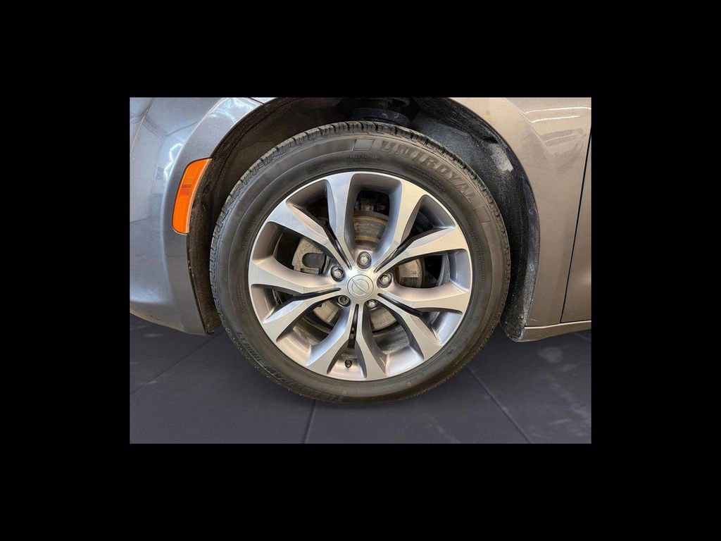 Used 2018 Chrysler Pacifica Limited w/ Tire & Wheel Group FWD image 10