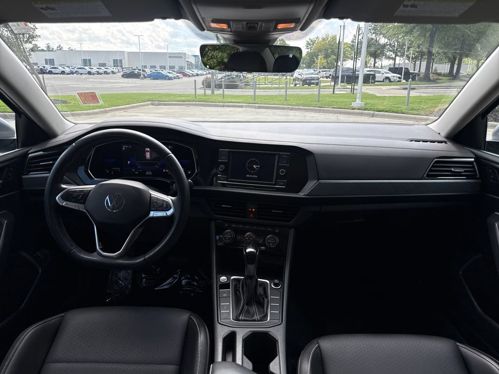Used 2022 Volkswagen Jetta SE FWD image 16