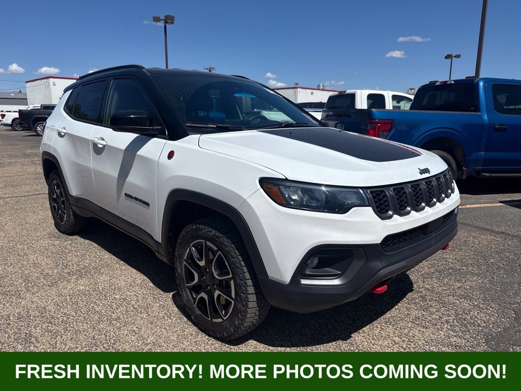 Used 2025 Jeep Compass Trailhawk w/ Trailer Tow Group AWD/4WD image 1