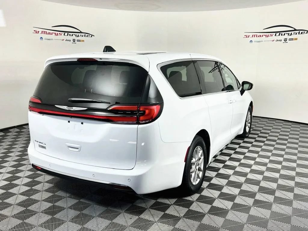 Used 2024 Chrysler Pacifica Touring-L FWD image 8