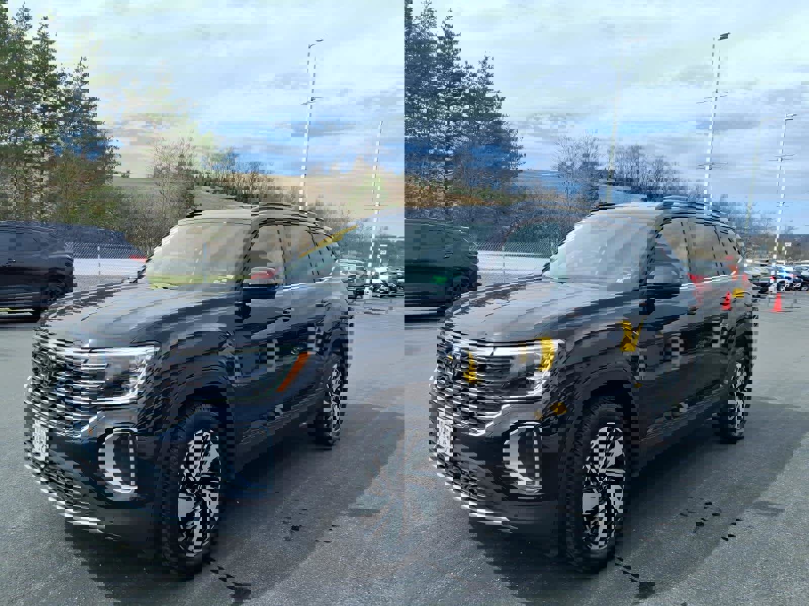 Used 2025 Volkswagen Atlas SE image 3