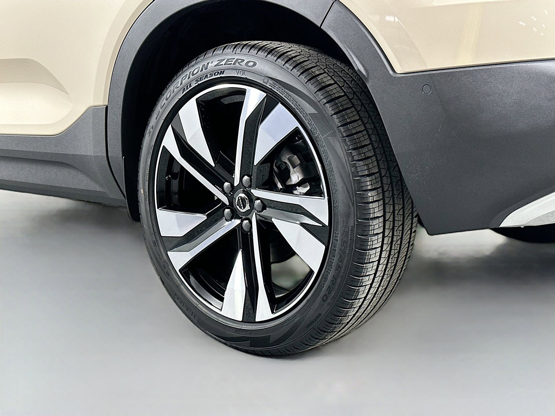 New 2025 Volvo XC40 B5 Ultra w/ Protection Package Premier image 21