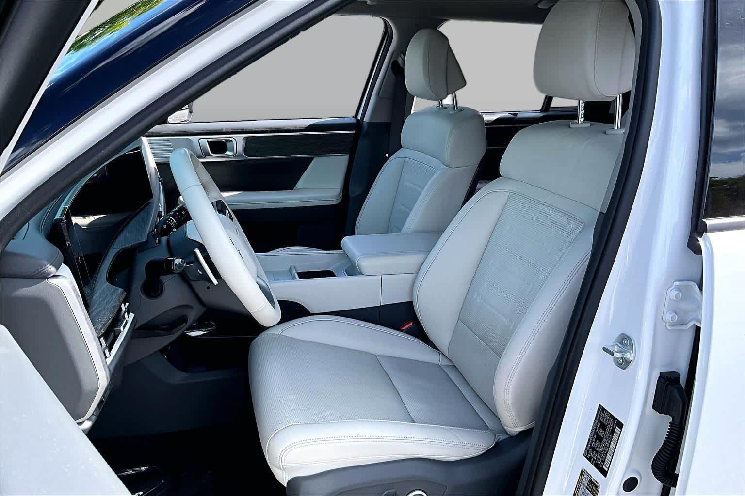 Used 2025 Hyundai Santa Fe Limited AWD/4WD image 8