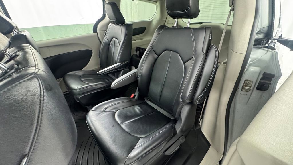 Used 2022 Chrysler Pacifica Touring-L FWD image 12