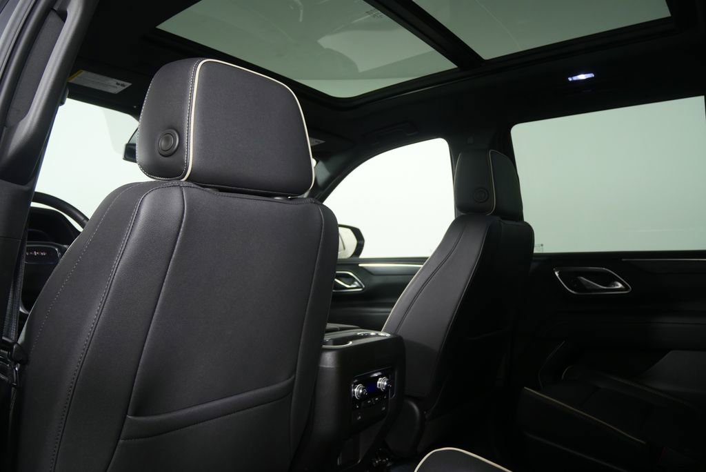 Used 2023 GMC Yukon SLT w/ SLT Premium Package image 16