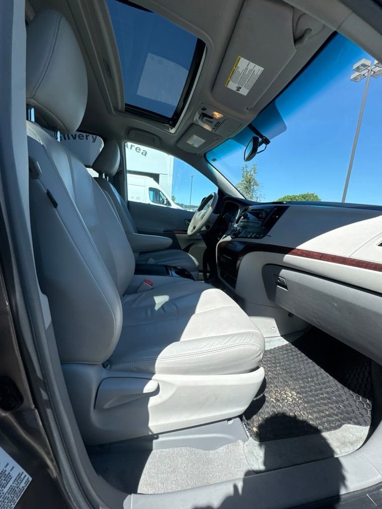 Used 2011 Toyota Sienna XLE w/ Entertainment Pkg FWD image 15