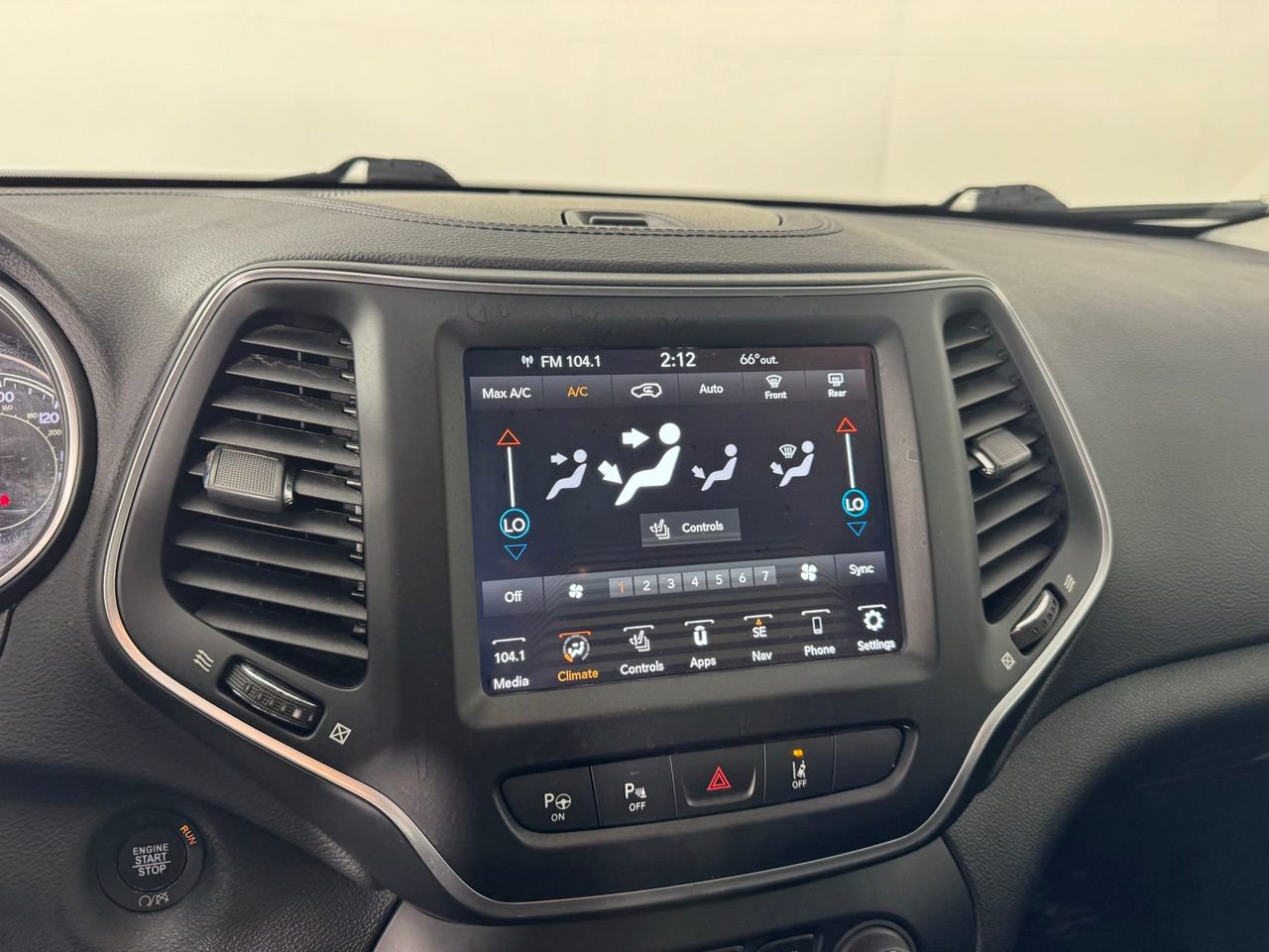 Used 2023 Jeep Cherokee Altitude Lux image 17