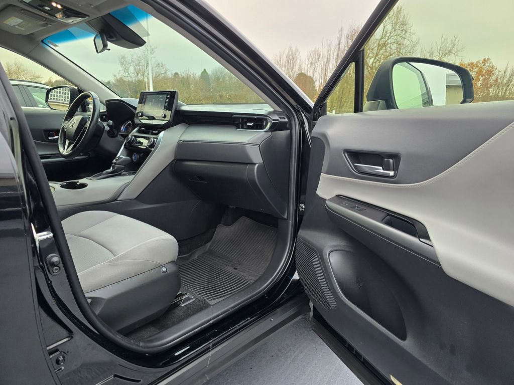 Used 2022 Toyota Venza LE image 13