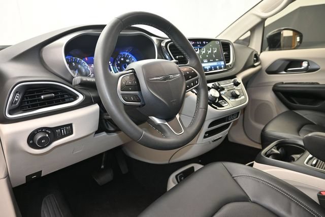 Used 2024 Chrysler Pacifica Touring-L FWD image 8