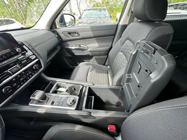 Used 2025 Nissan Pathfinder SV AWD/4WD image 25