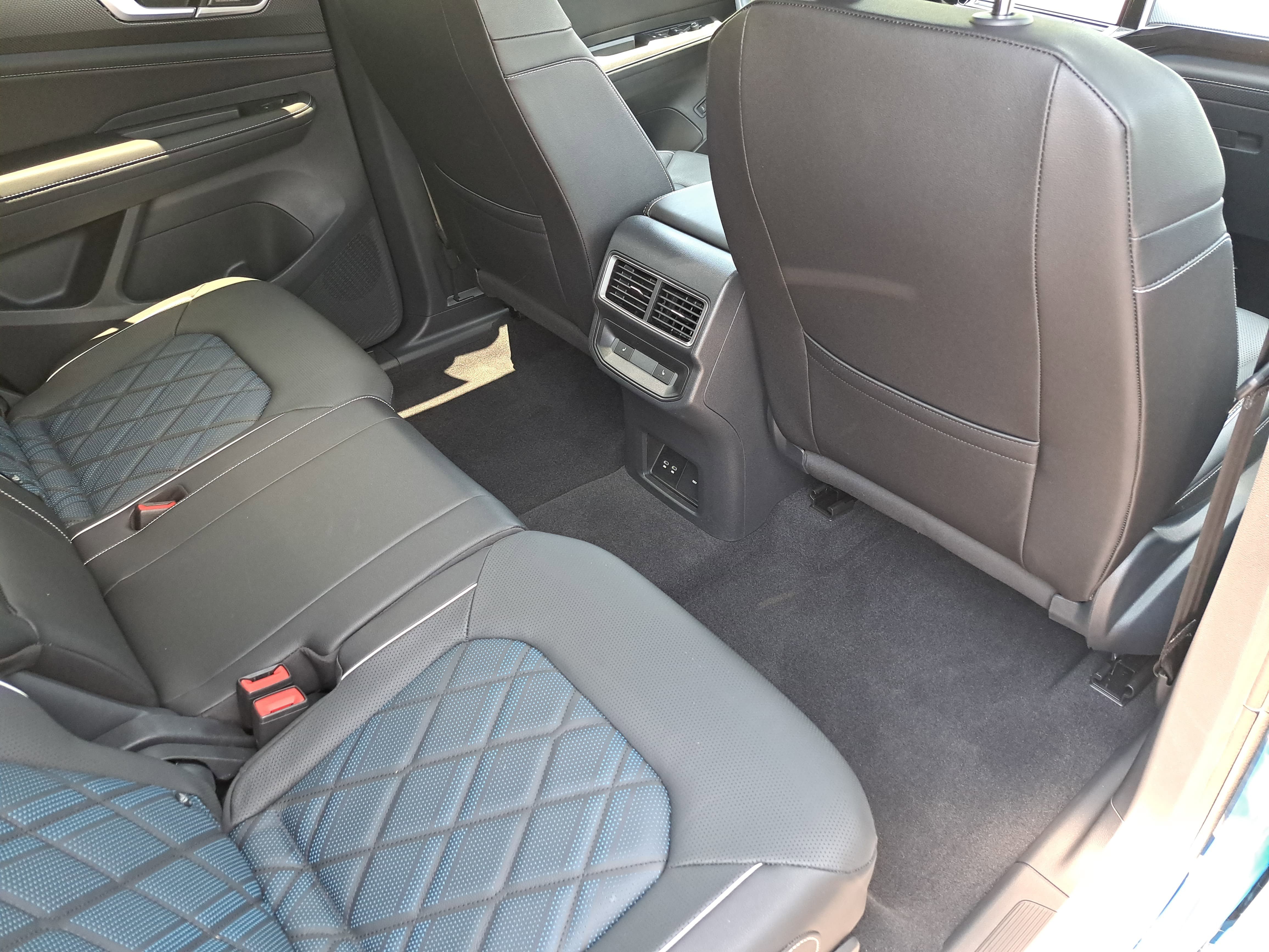 Used 2025 Volkswagen Atlas Cross Sport SEL Premium R-Line AWD/4WD image 11