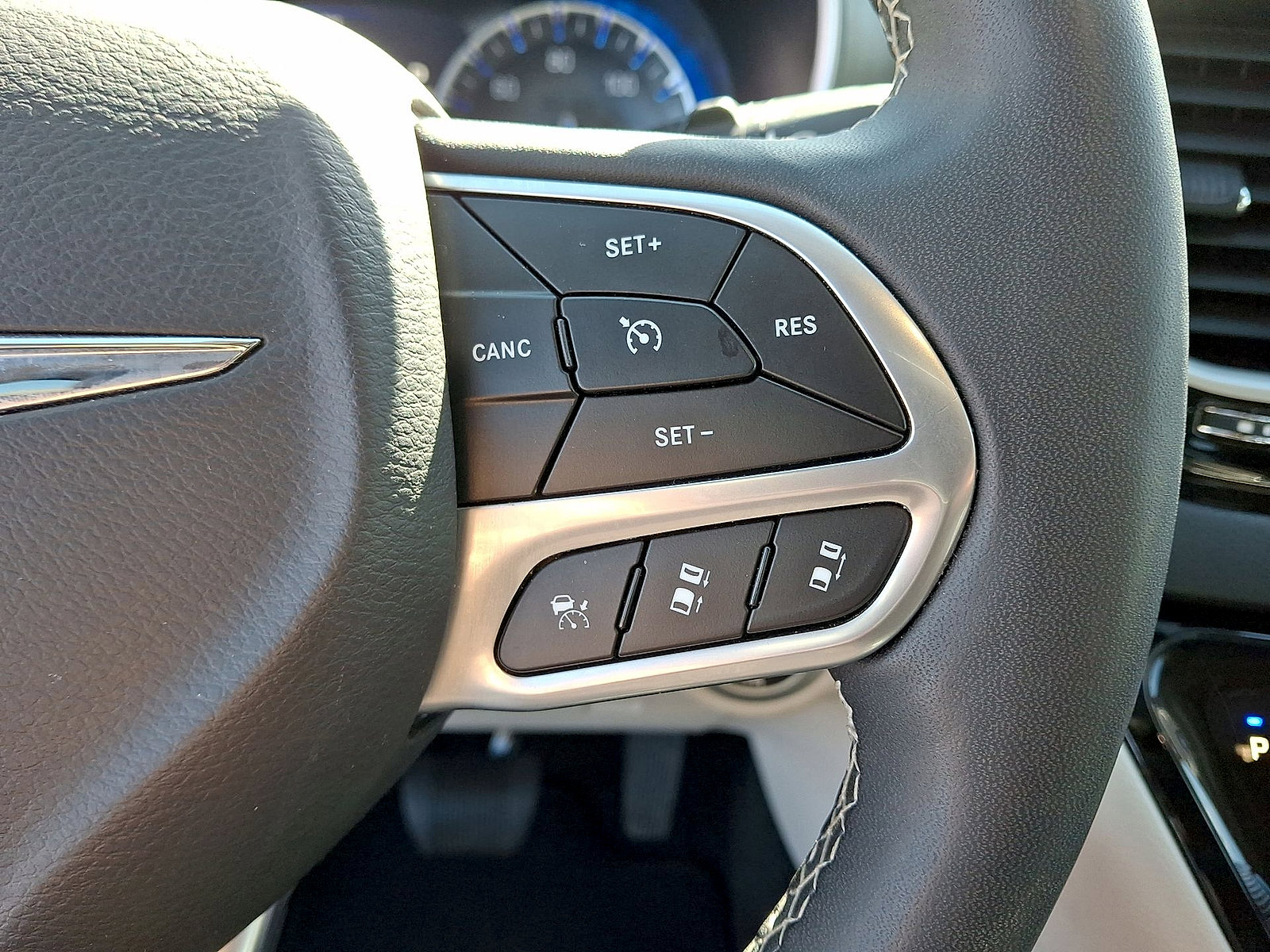 Used 2024 Chrysler Pacifica Touring-L FWD image 18