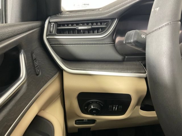 Used 2024 Jeep Grand Cherokee Limited w/ Luxury Tech Group II AWD/4WD image 20