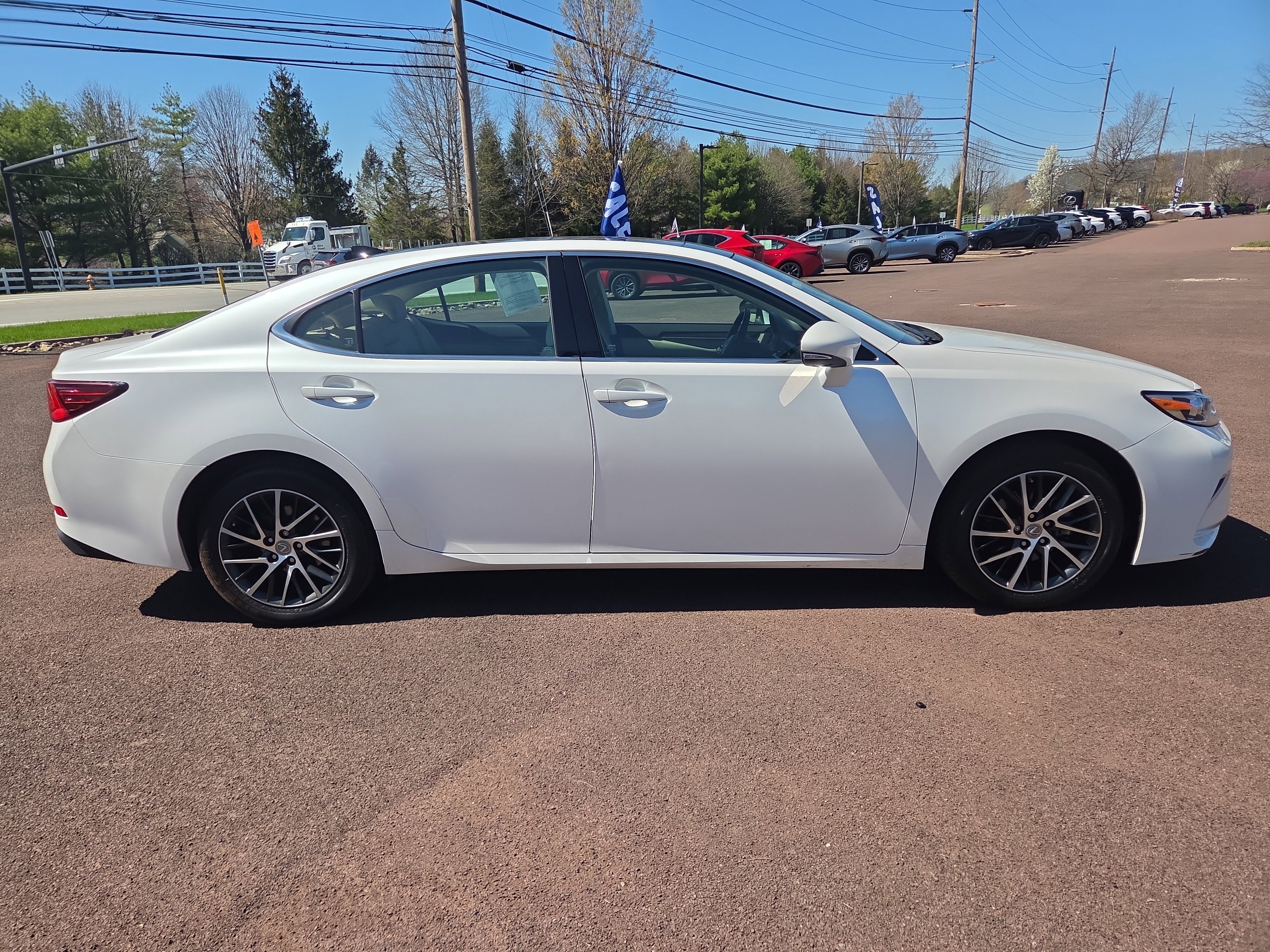 Used 2017 Lexus ES 350 w/ Luxury Package image 2