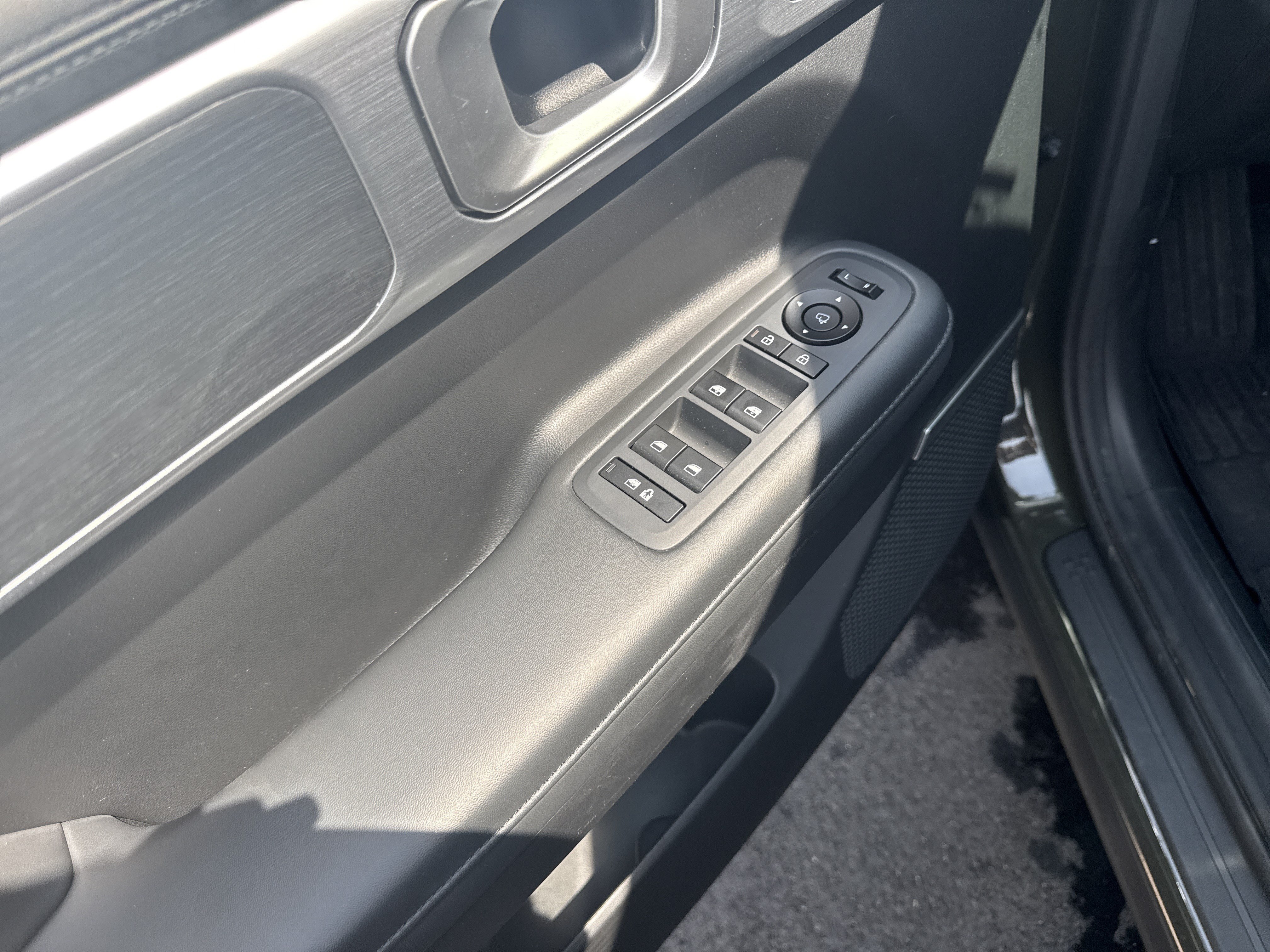 Used 2025 Hyundai Santa Fe Limited AWD/4WD image 15