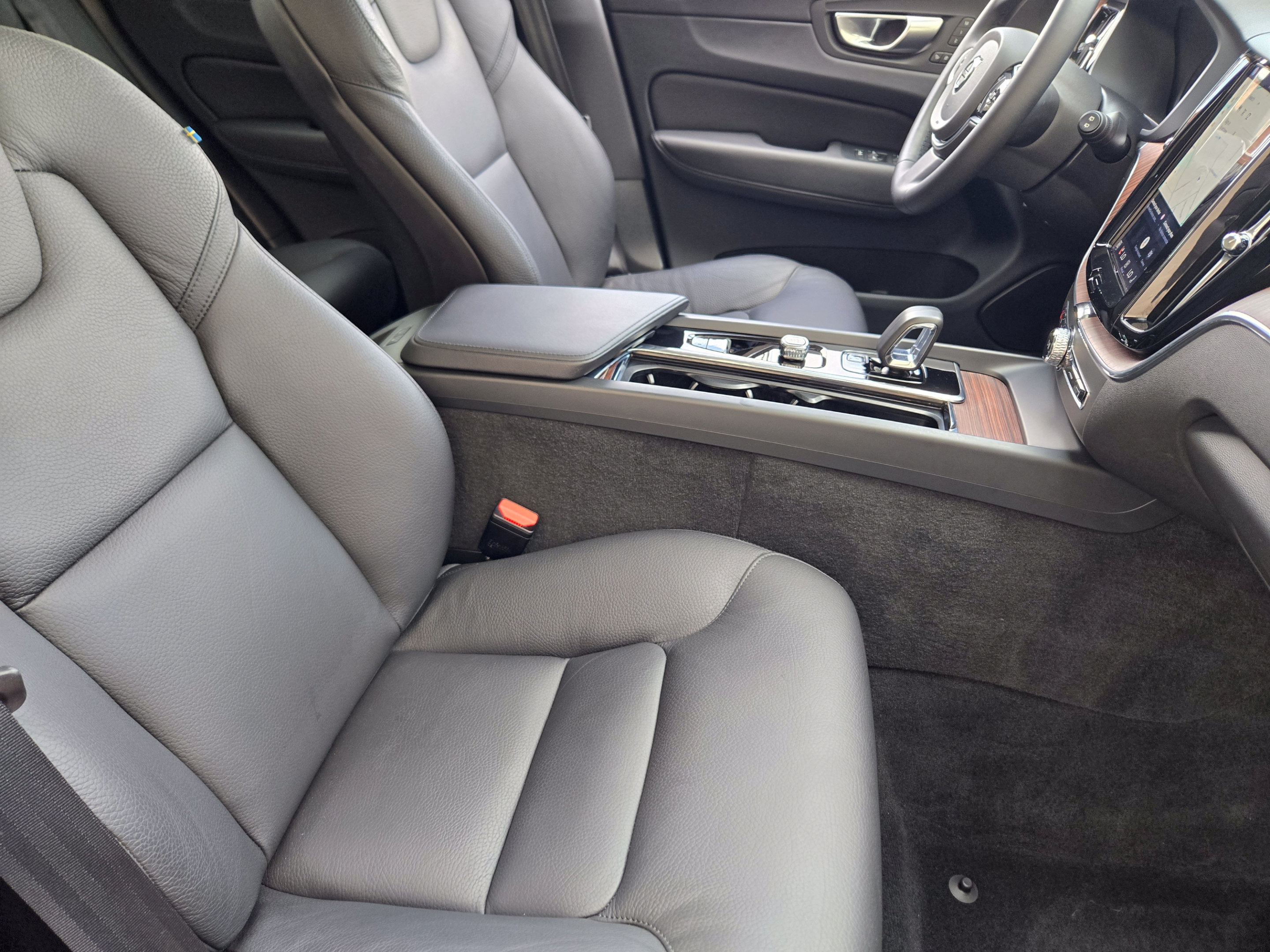 Used 2024 Volvo XC60 B5 Plus w/ Protection Package Premier AWD/4WD image 12
