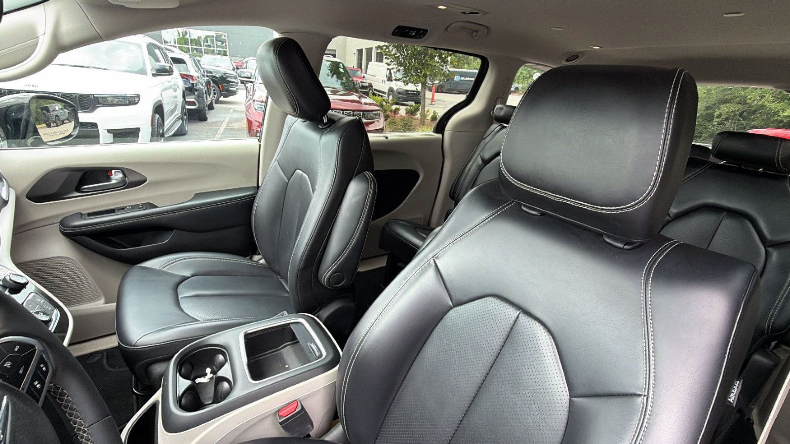 Used 2024 Chrysler Pacifica Touring-L FWD image 17