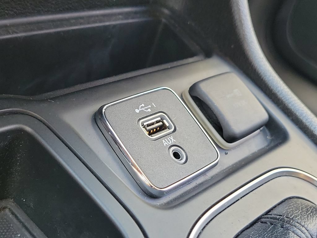 Used 2019 Jeep Cherokee Latitude w/ Popular Appearance Group FWD image 29