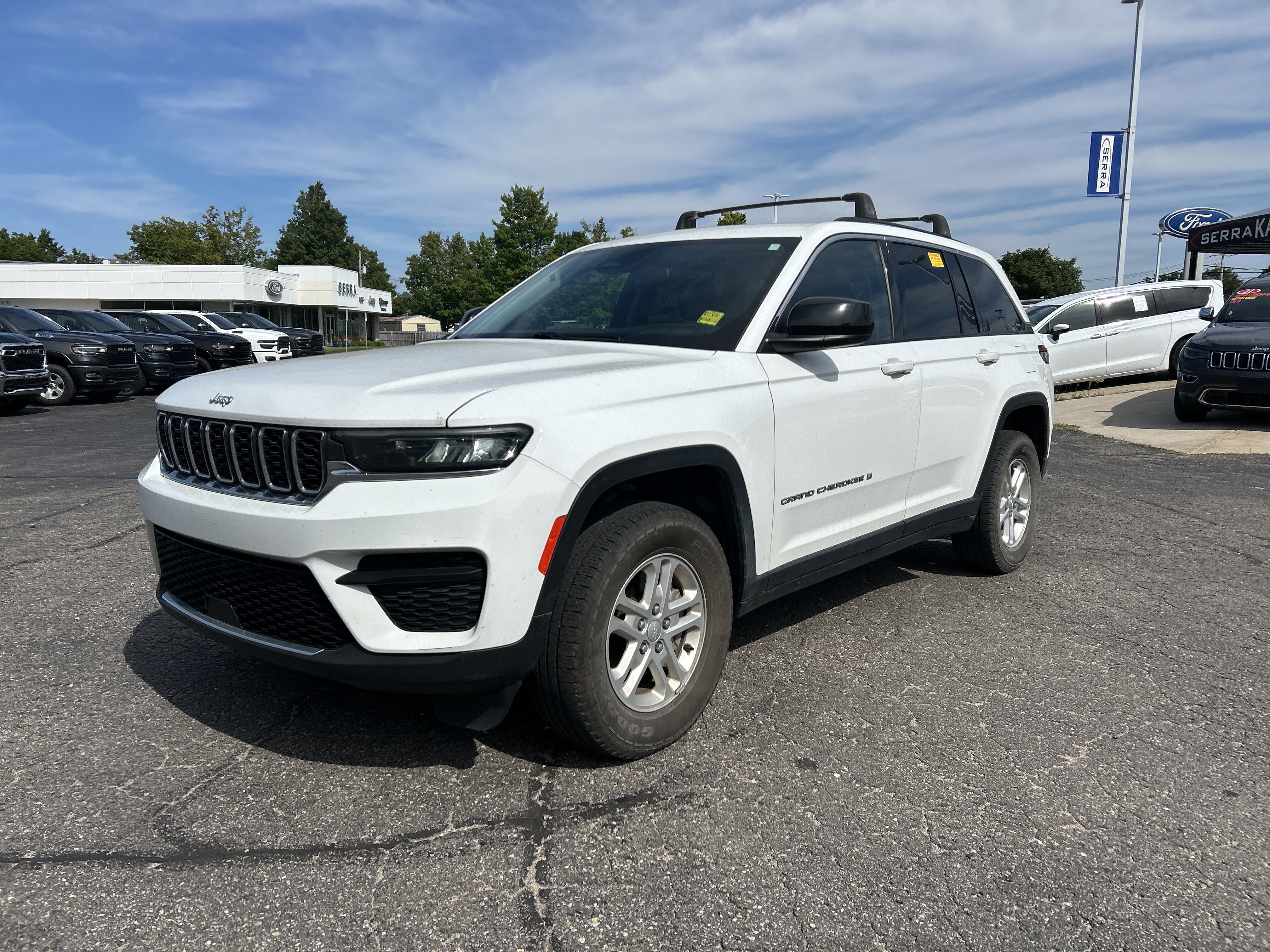 Used 2022 Jeep Grand Cherokee Laredo w/ Luxury Tech Group I AWD/4WD image 8