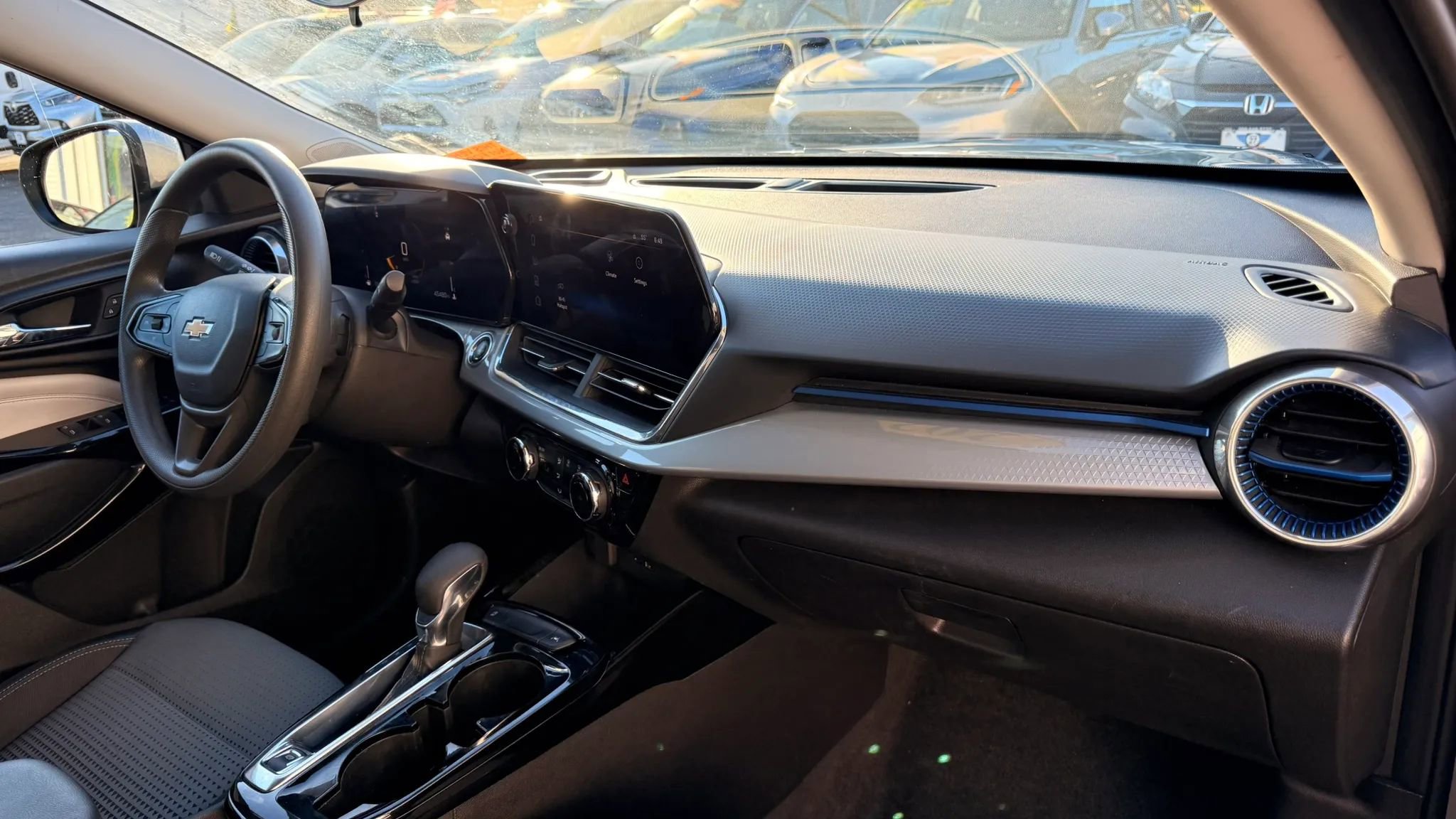Used 2025 Chevrolet Trax LT FWD image 16