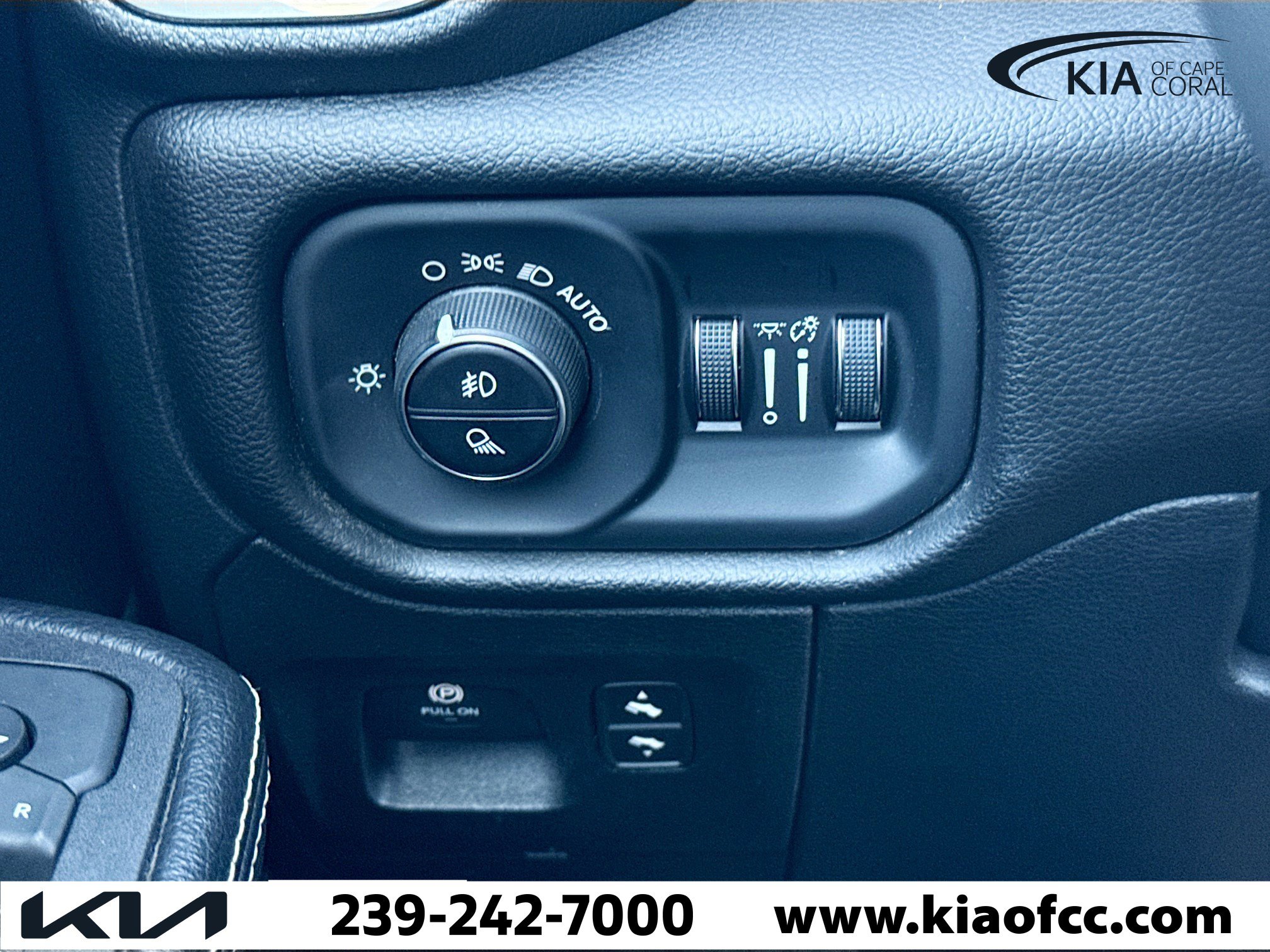 Used 2025 RAM 1500 Laramie image 32