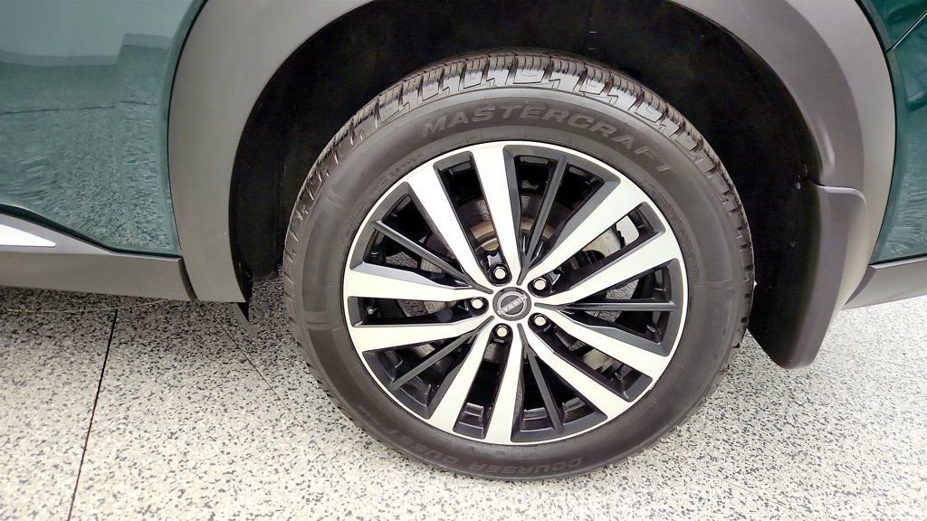 Used 2023 Nissan Pathfinder Platinum w/ Black Appearance Package AWD/4WD image 9