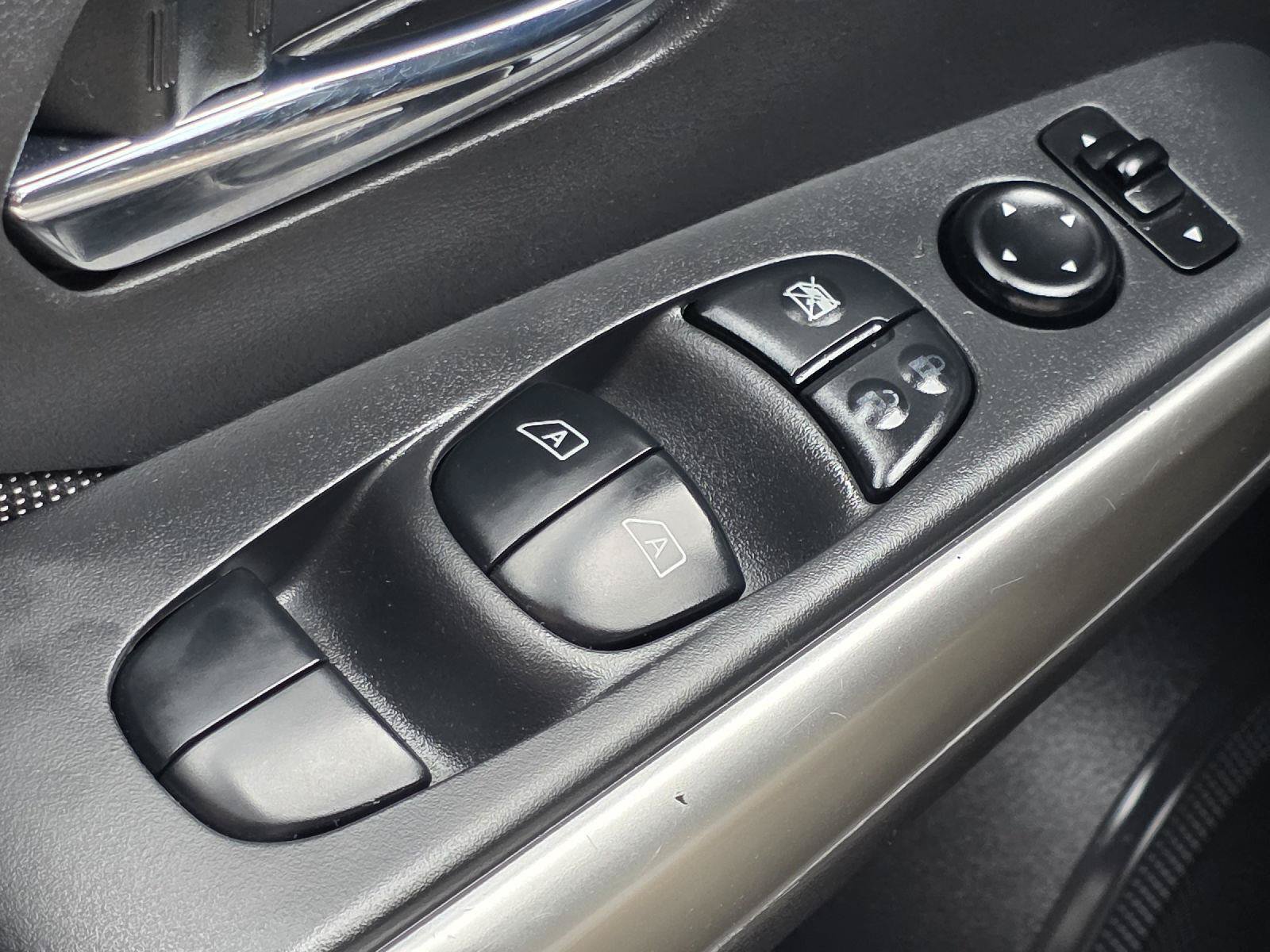 Used 2018 Nissan Kicks SV FWD image 9
