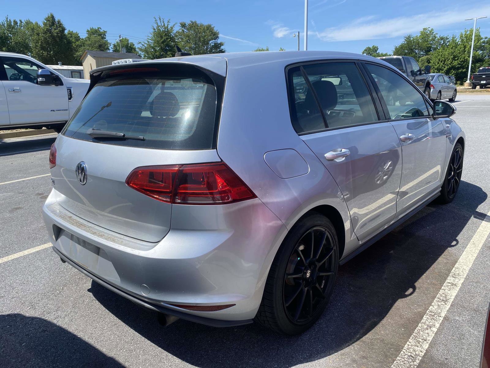 Used 2016 Volkswagen Golf 4-Door FWD image 6