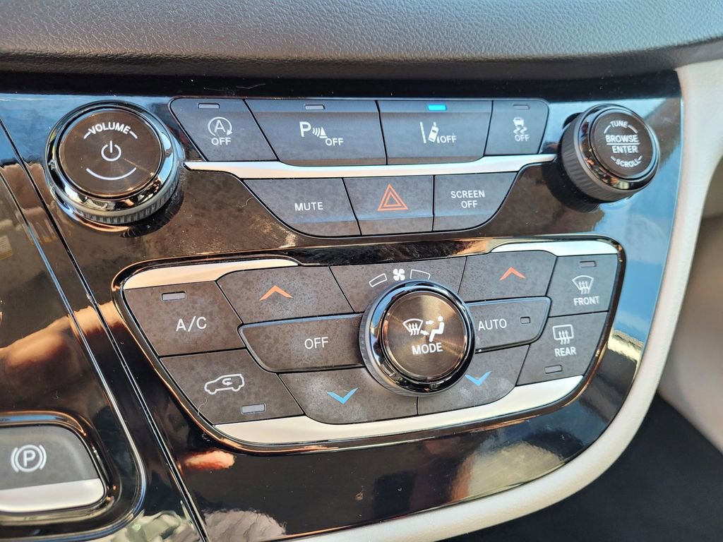 Used 2024 Chrysler Pacifica Touring-L image 21