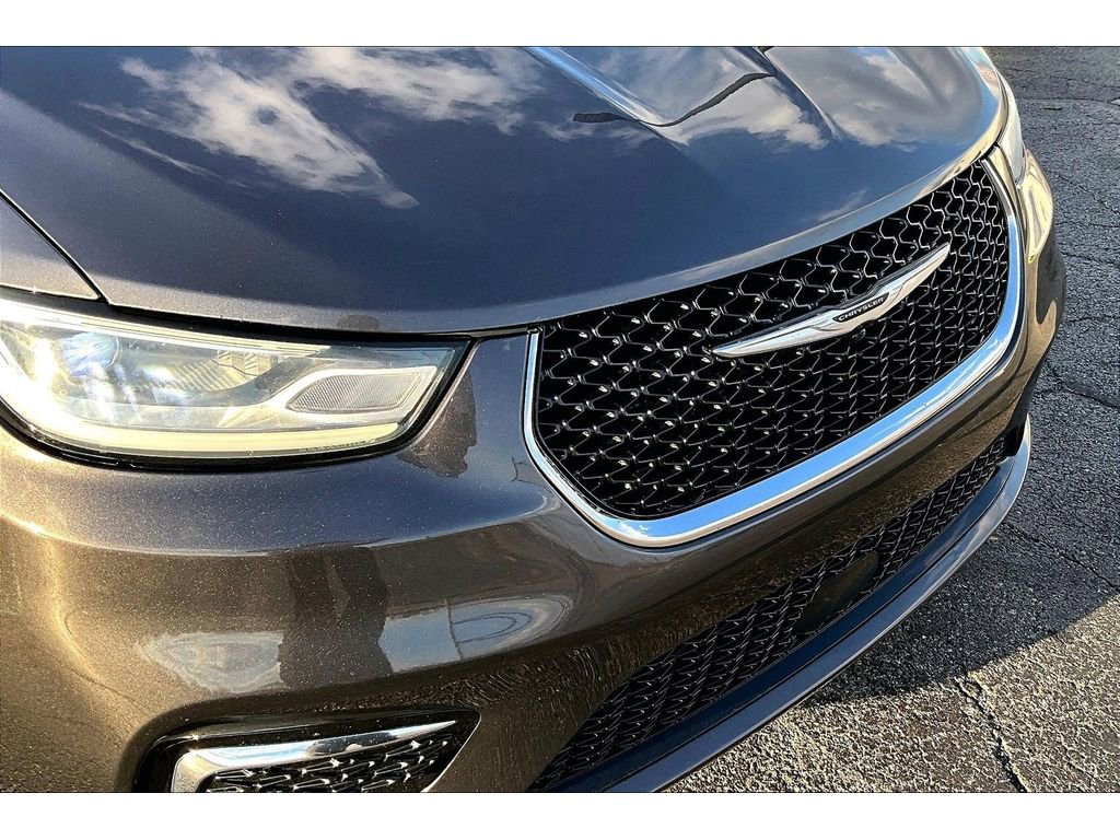 Used 2022 Chrysler Pacifica Touring-L image 32