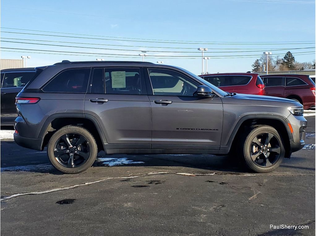 Used 2022 Jeep Grand Cherokee Altitude AWD/4WD image 9