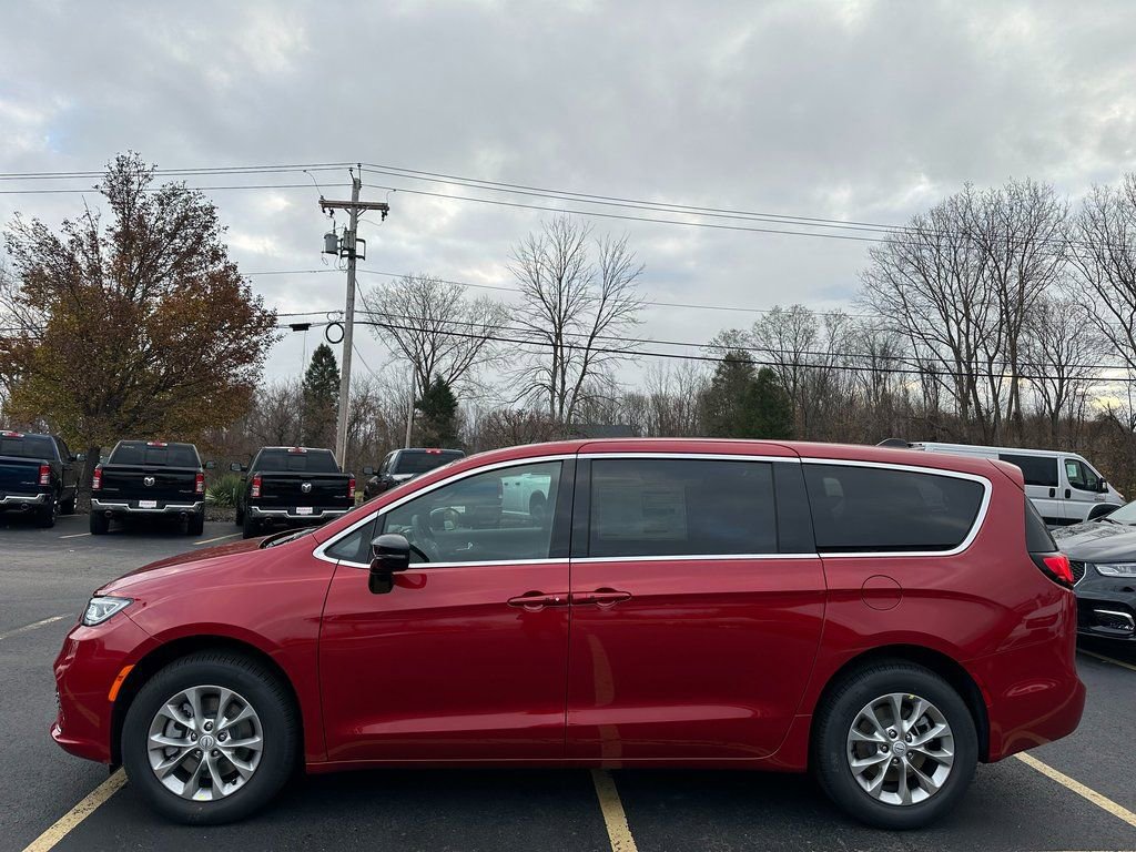 New 2026 Chrysler Pacifica Select image 4
