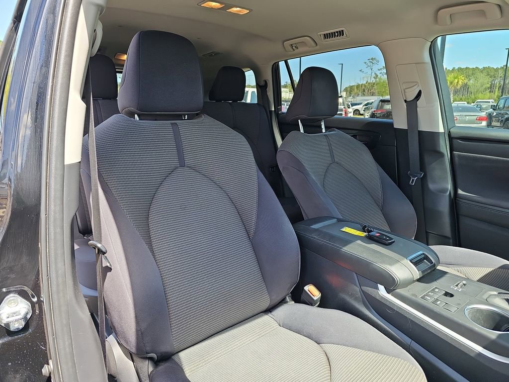 Used 2023 Toyota Highlander L image 13