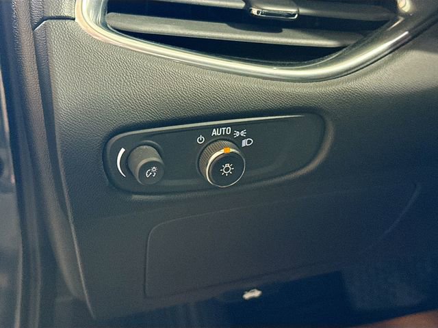 Used 2019 Chevrolet Malibu Premier w/ Sun and Wheel Package image 11