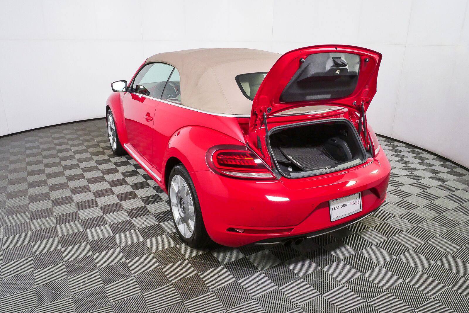 Used 2019 Volkswagen Beetle 2.0T SE w/ SE Premium Package FWD image 32
