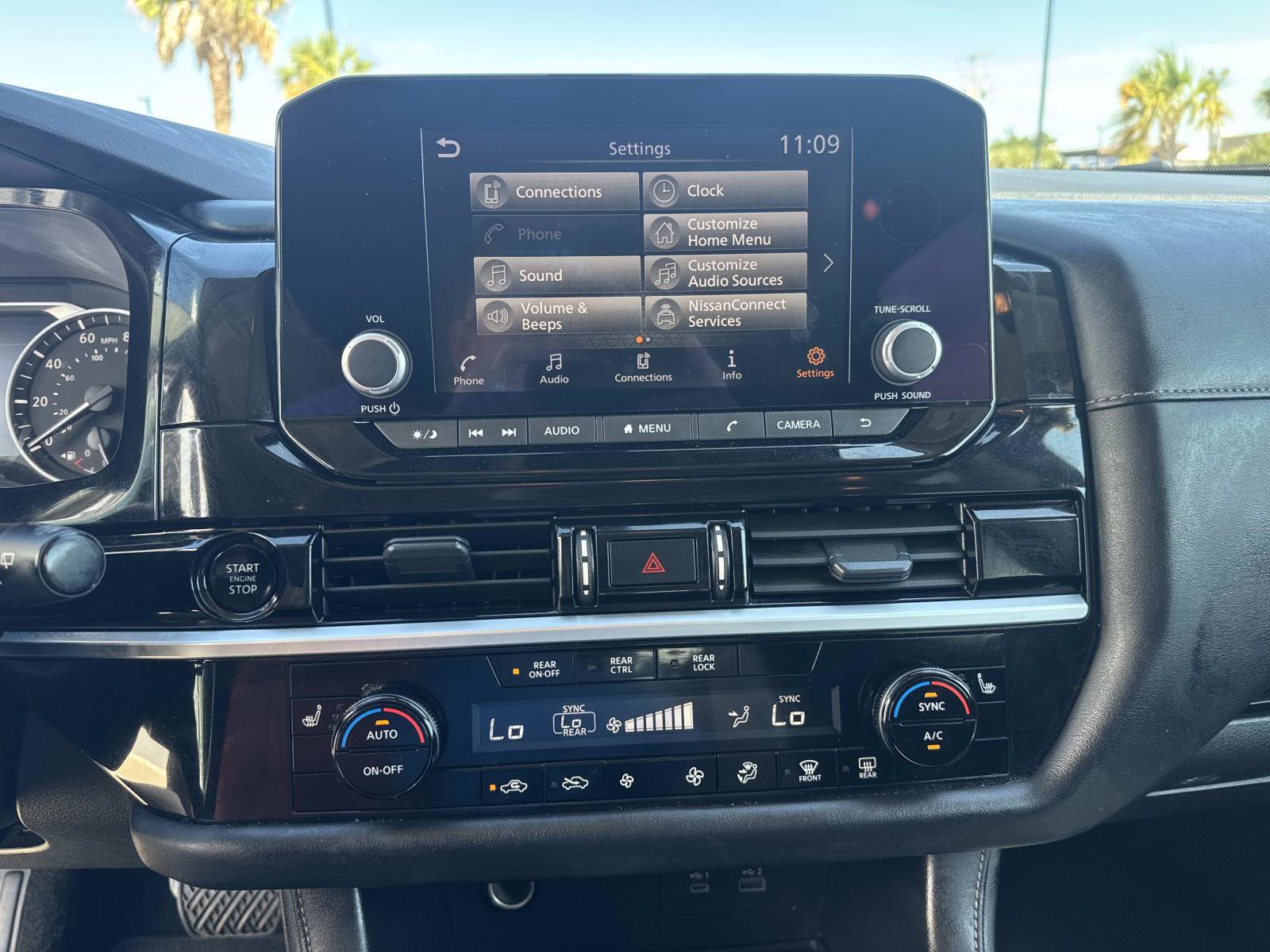 Used 2025 Nissan Pathfinder SV FWD image 25