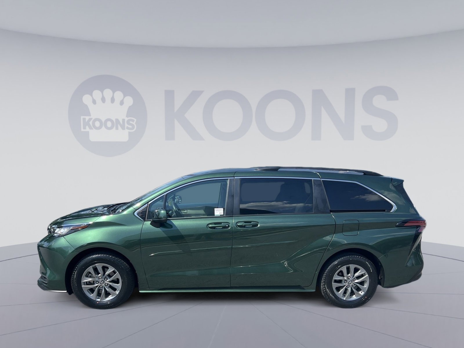 Used 2022 Toyota Sienna LE FWD image 2