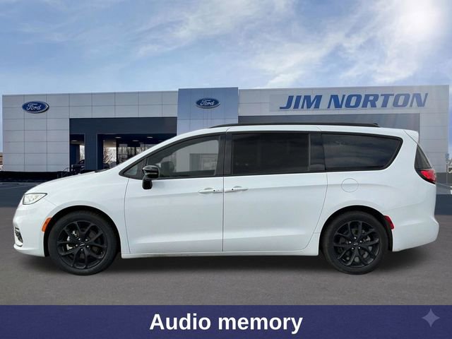 Used 2025 Chrysler Pacifica Limited image 8