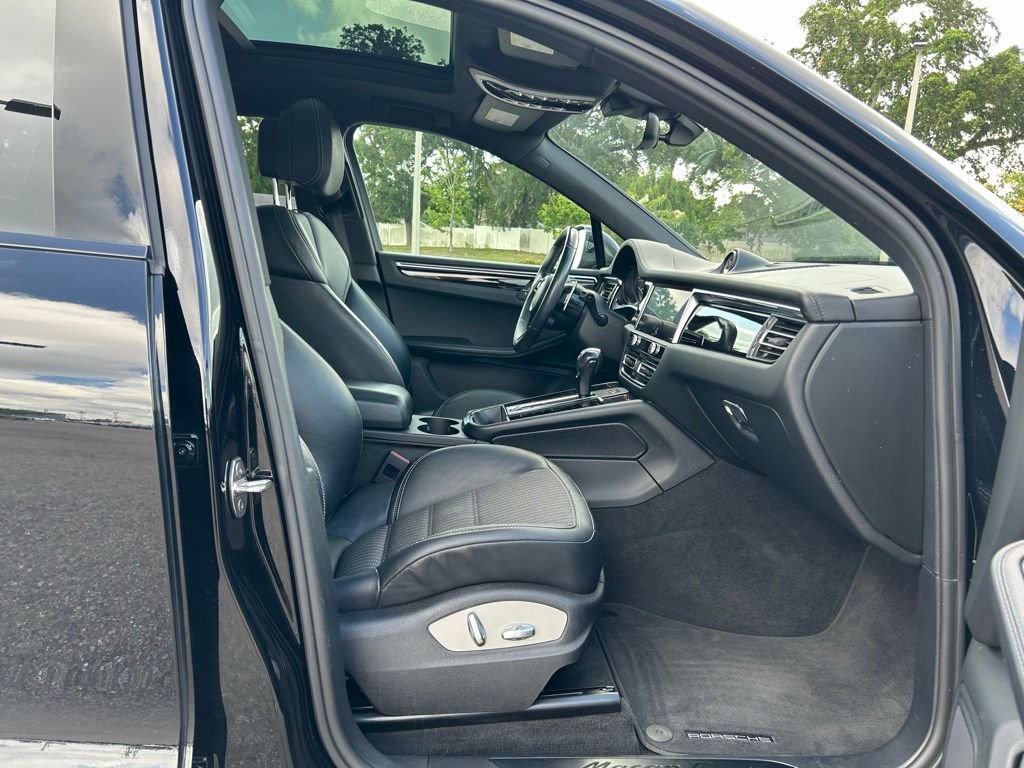 Used 2023 Porsche Macan Turbo AWD/4WD image 32