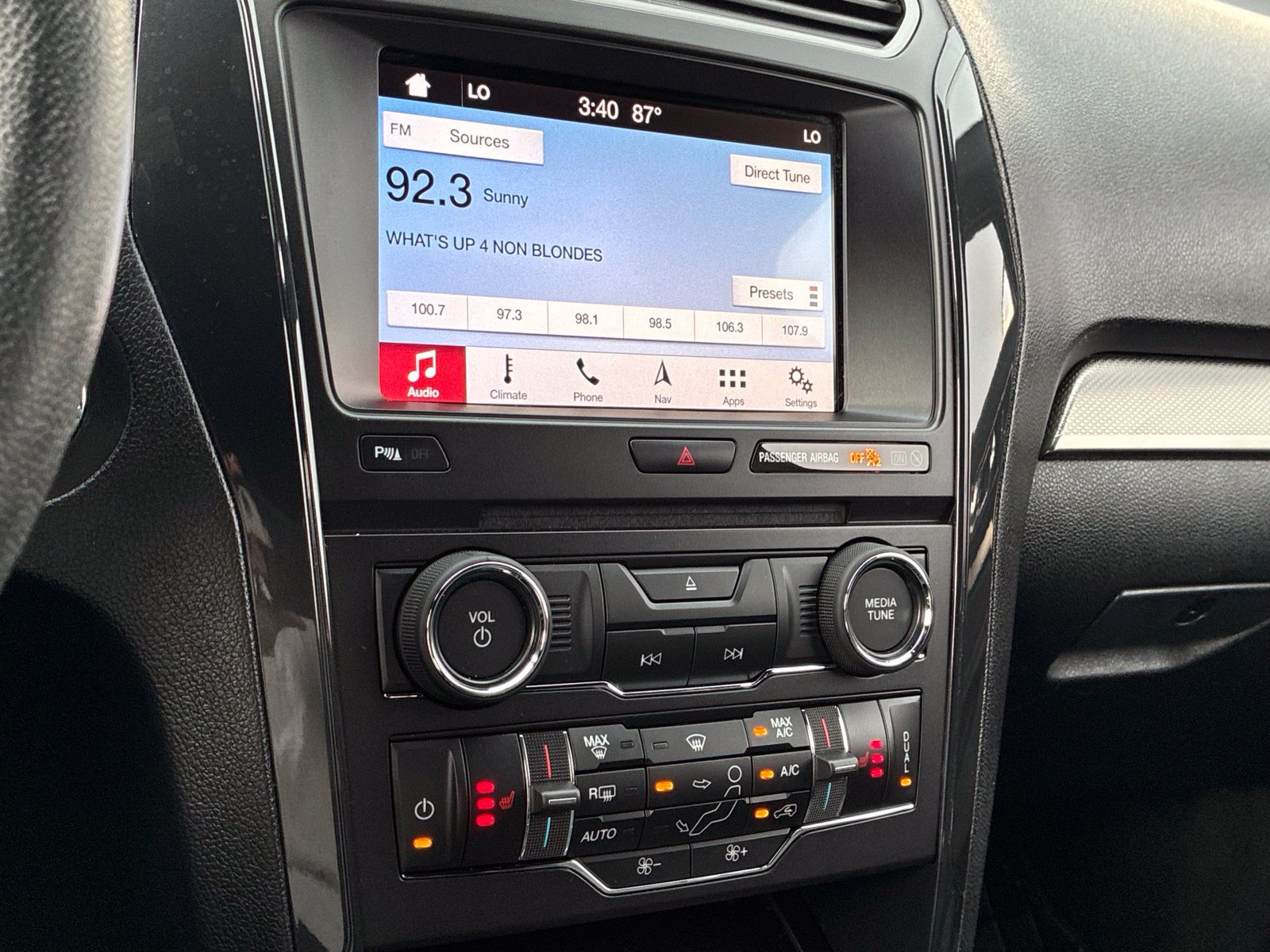 Used 2018 Ford Explorer XLT w/ Equipment Group 202A FWD image 24
