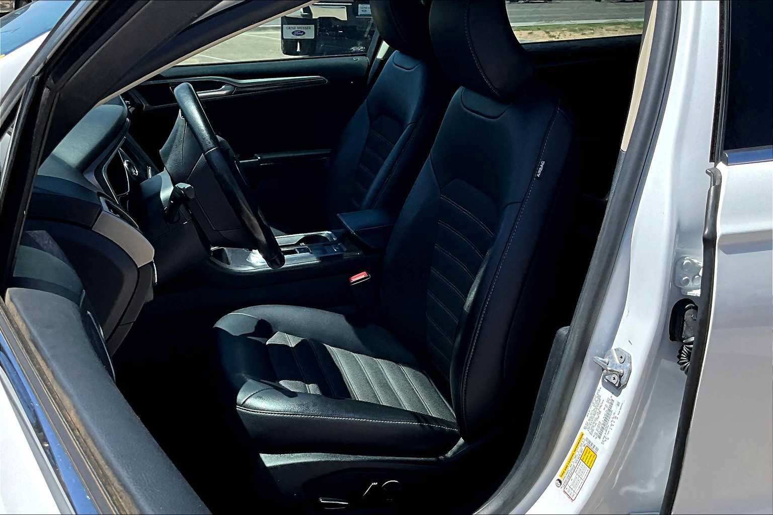 Used 2017 Ford Fusion SE w/ Equipment Group 201A FWD image 8