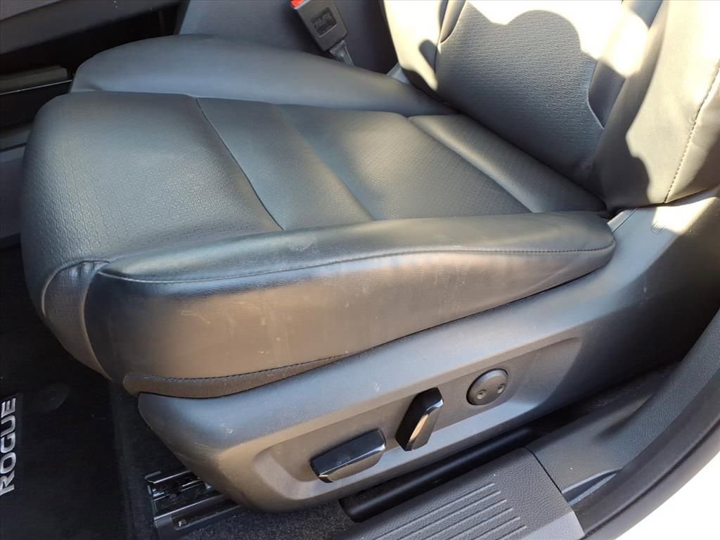 Used 2023 Nissan Rogue SV w/ SV Premium Package image 16