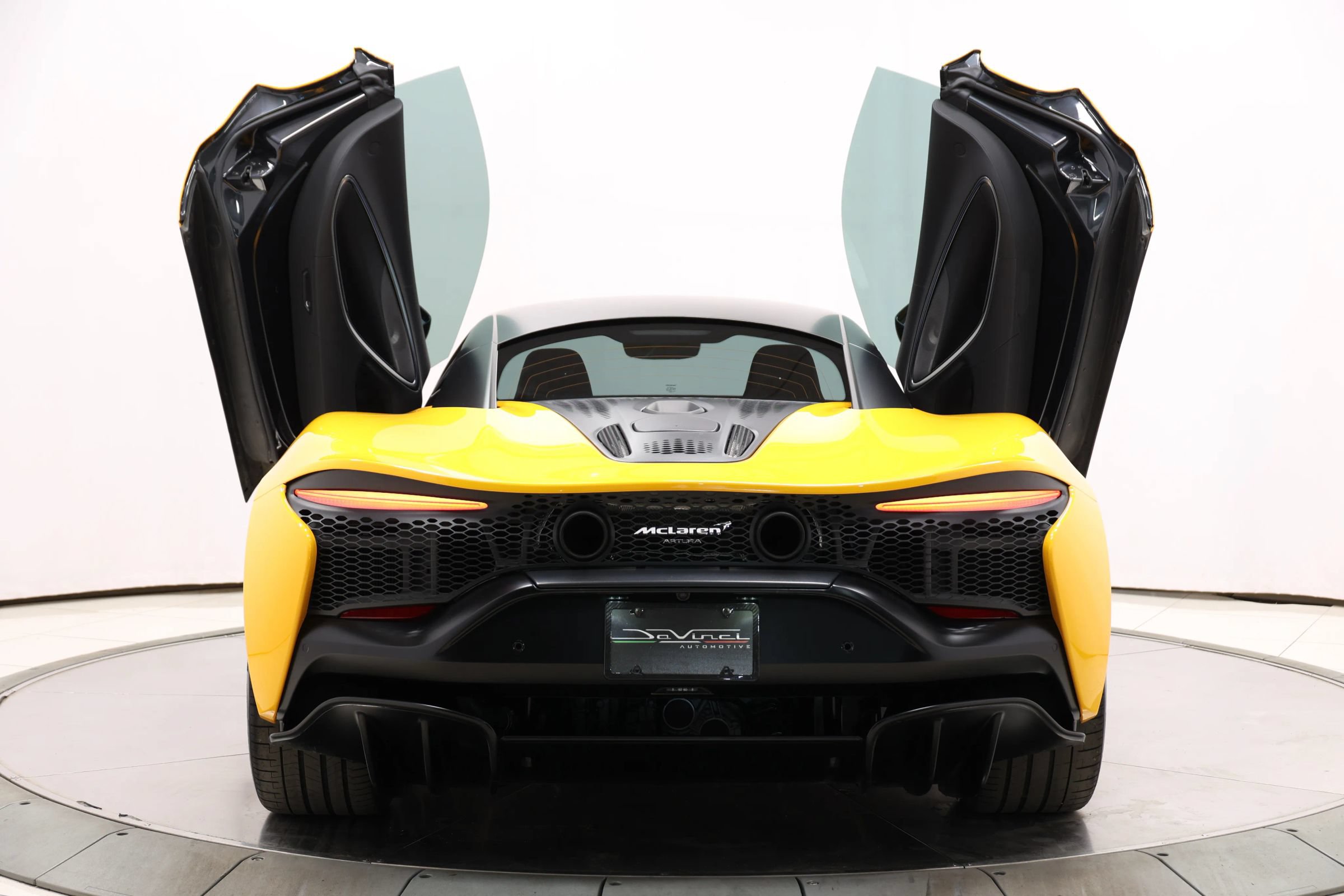 Used 2023 McLaren Artura RWD image 96
