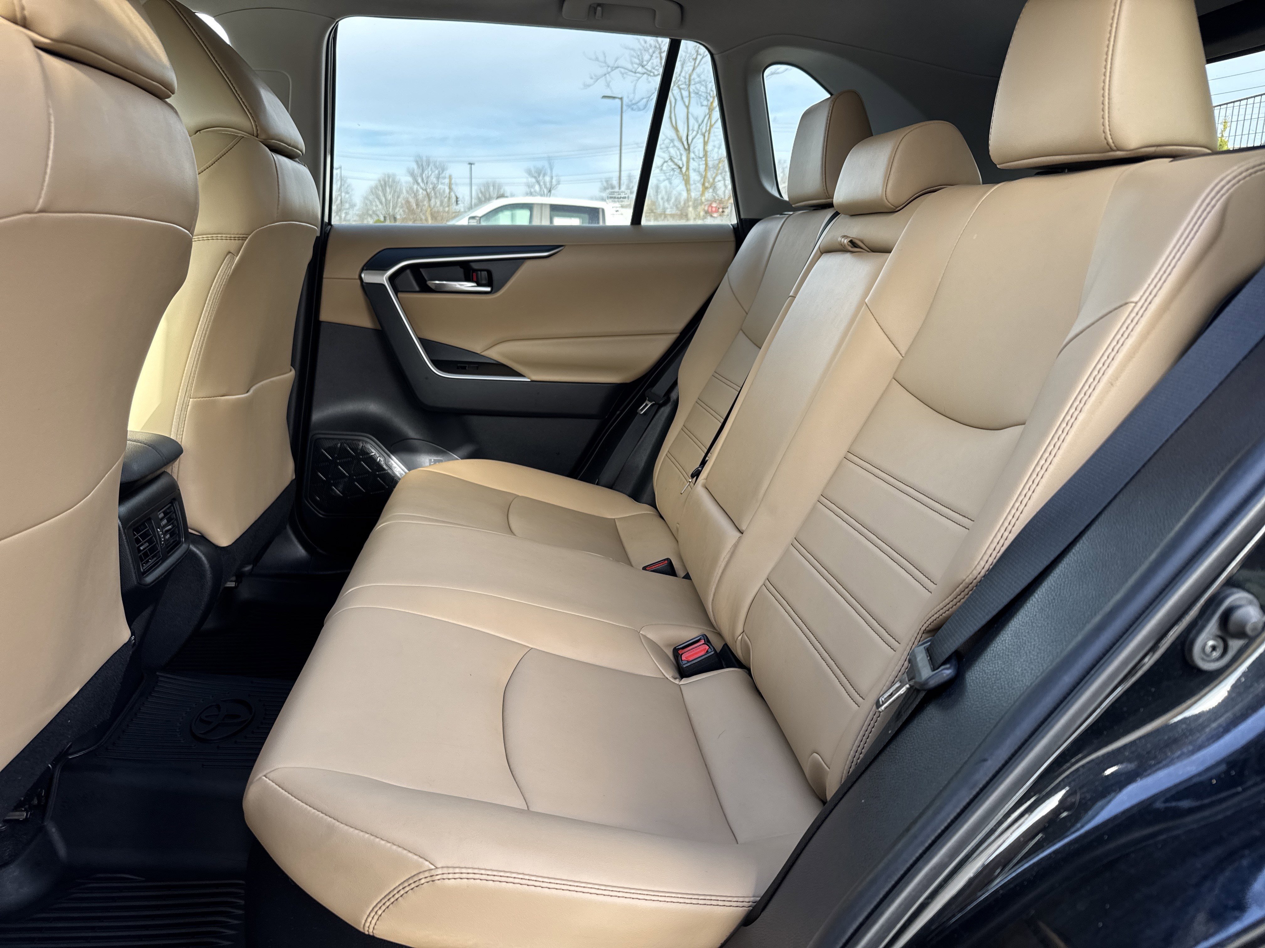 Used 2021 Toyota RAV4 XLE Premium image 29