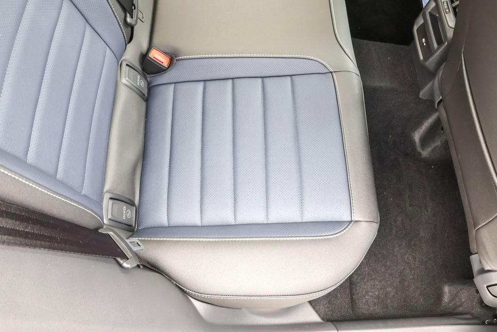 Used 2025 Volkswagen Taos SEL image 33