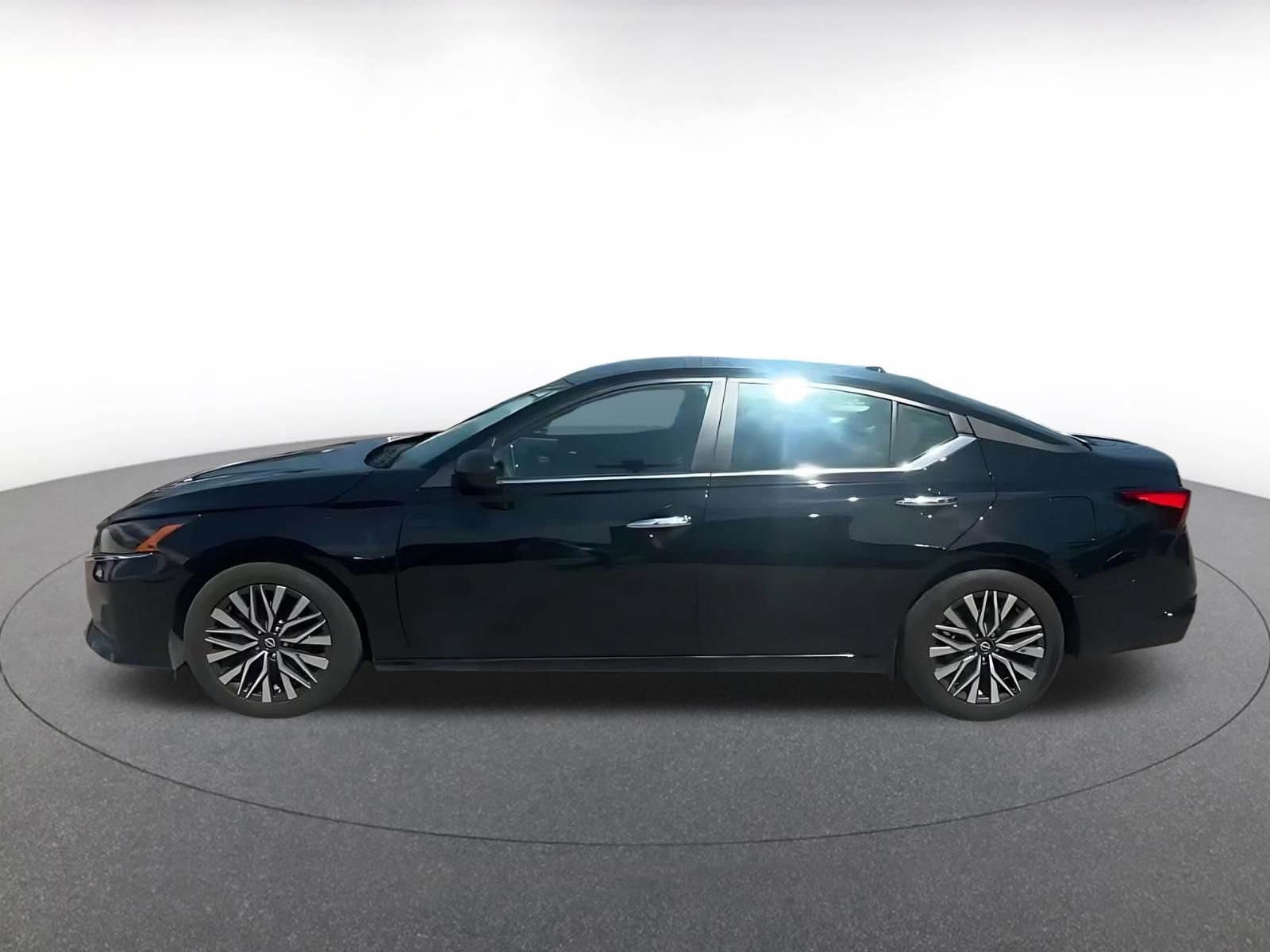 Used 2025 Nissan Altima 2.5 SV FWD image 9