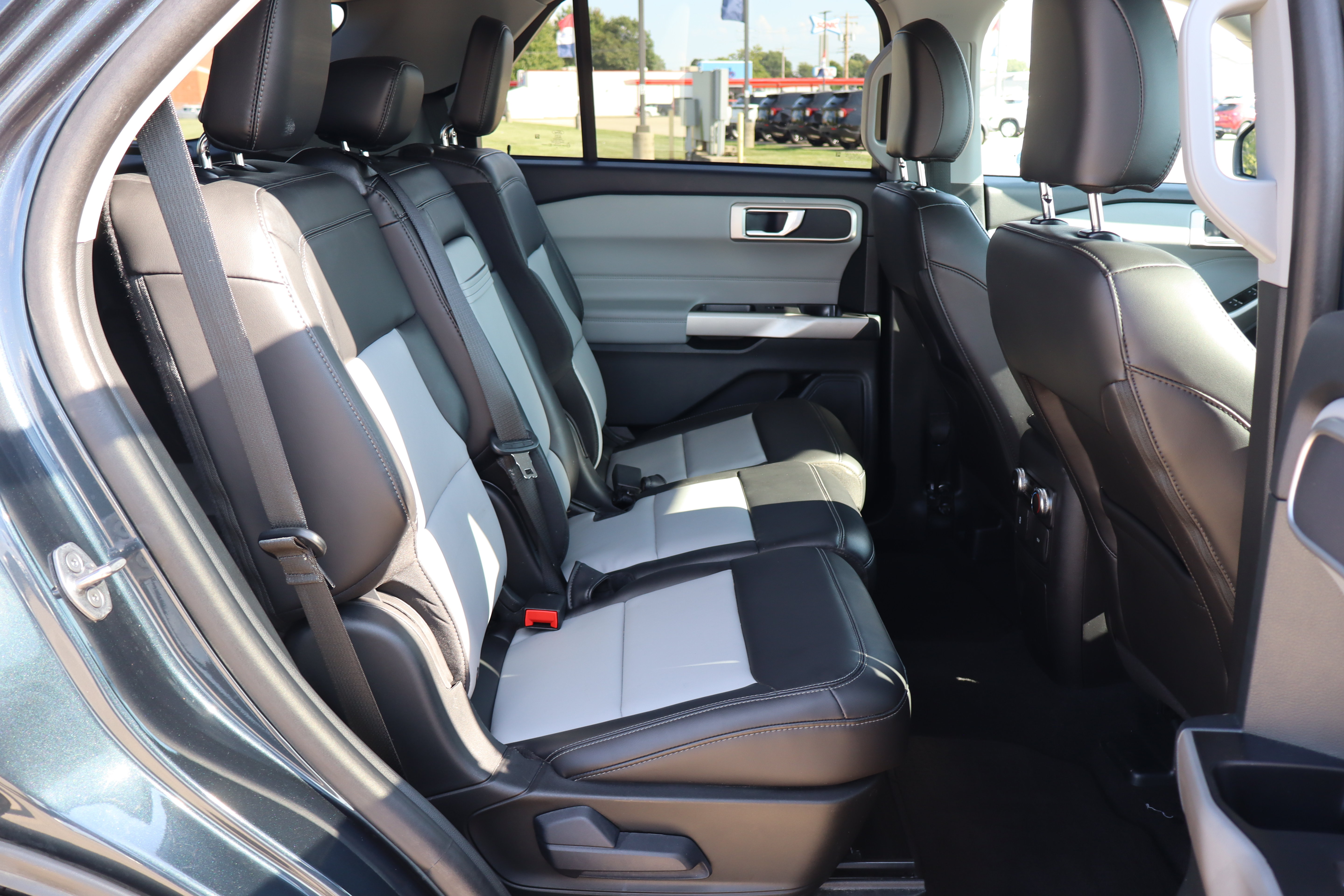 Used 2024 Ford Explorer XLT w/ Equipment Group 202A AWD/4WD image 13