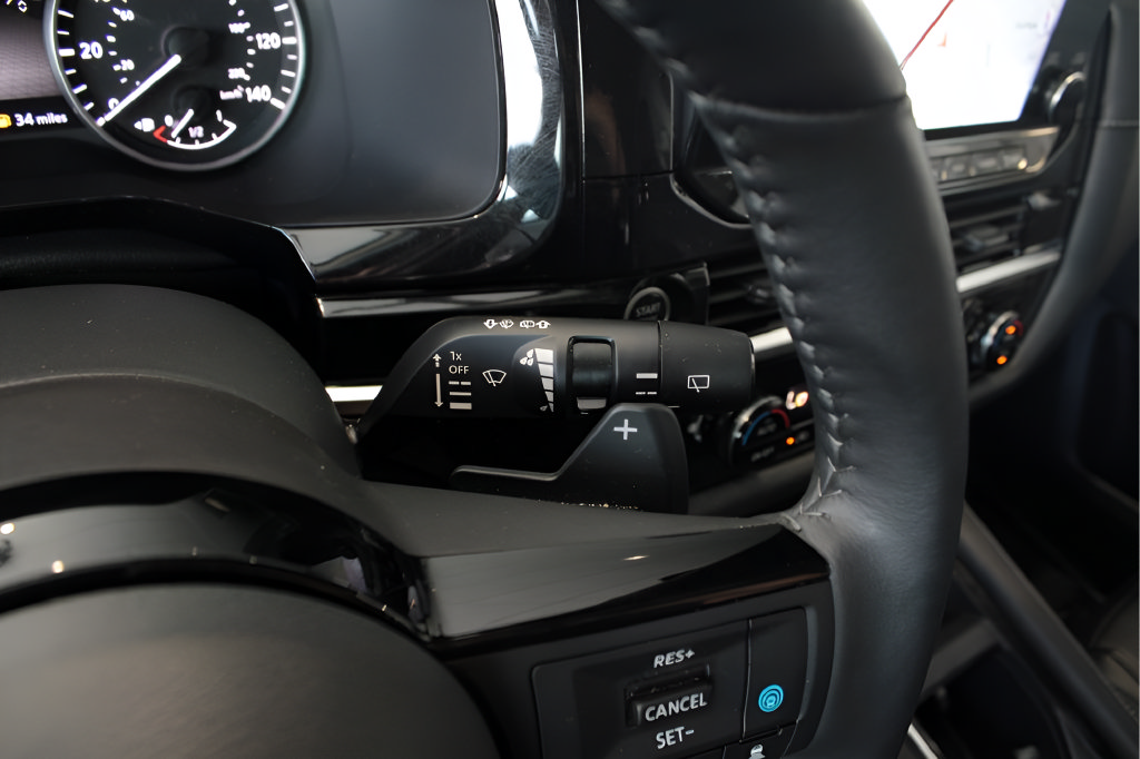 Used 2024 Nissan Pathfinder SL FWD image 11