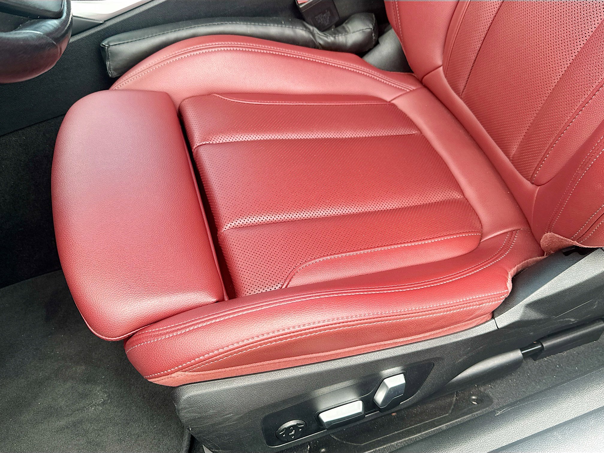 Used 2024 BMW 430i Convertible w/ Premium Package RWD image 7