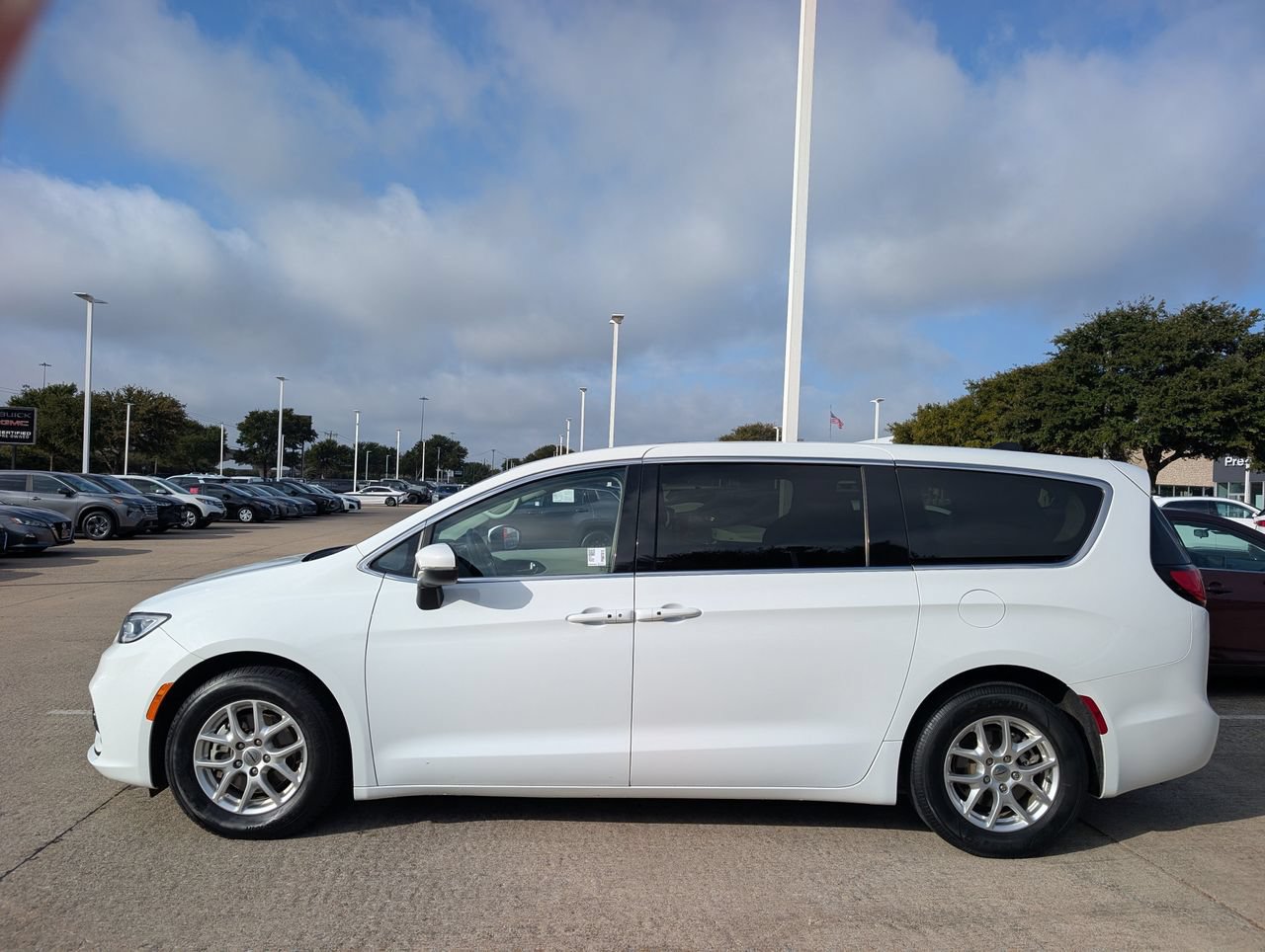 Used 2023 Chrysler Pacifica Touring-L FWD image 3